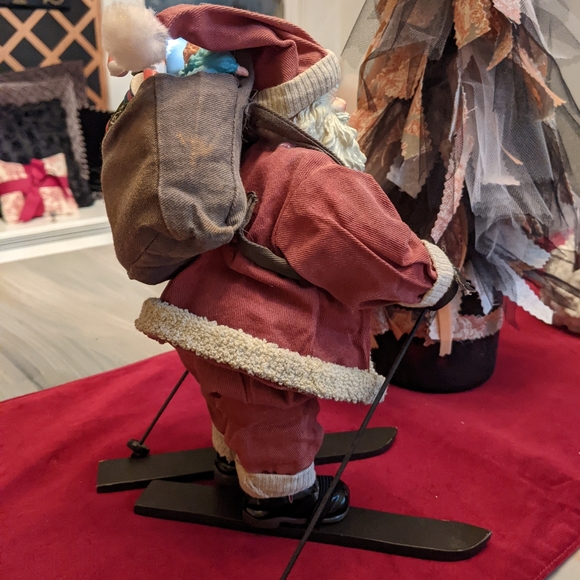 Skiing Santa w gifts - Picture 8 of 9